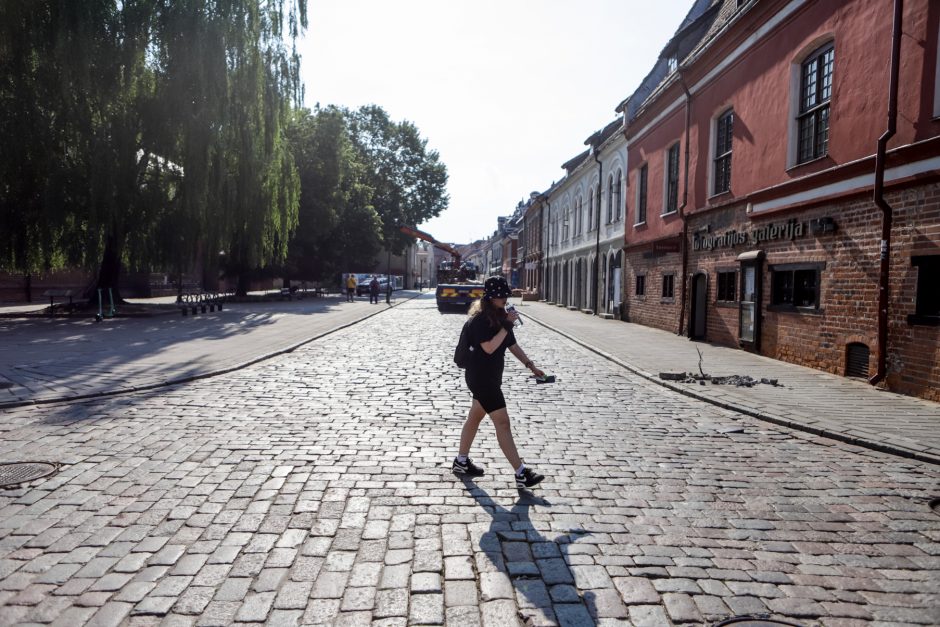 Vilniaus gatvė uždaroma: statomos užtvaros, vaikomi žmonės