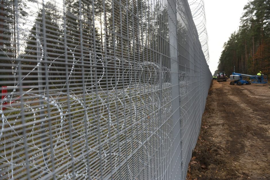 Pasienyje su Baltarusija sumontuoti pirmieji tvoros segmentai