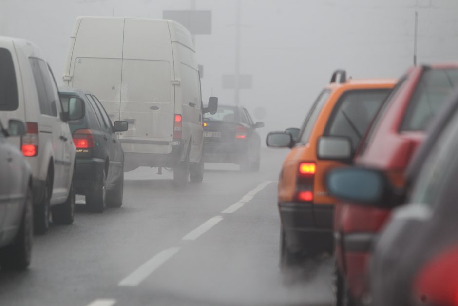 Kelininkai: eismo sąlygas sunkina rūkas