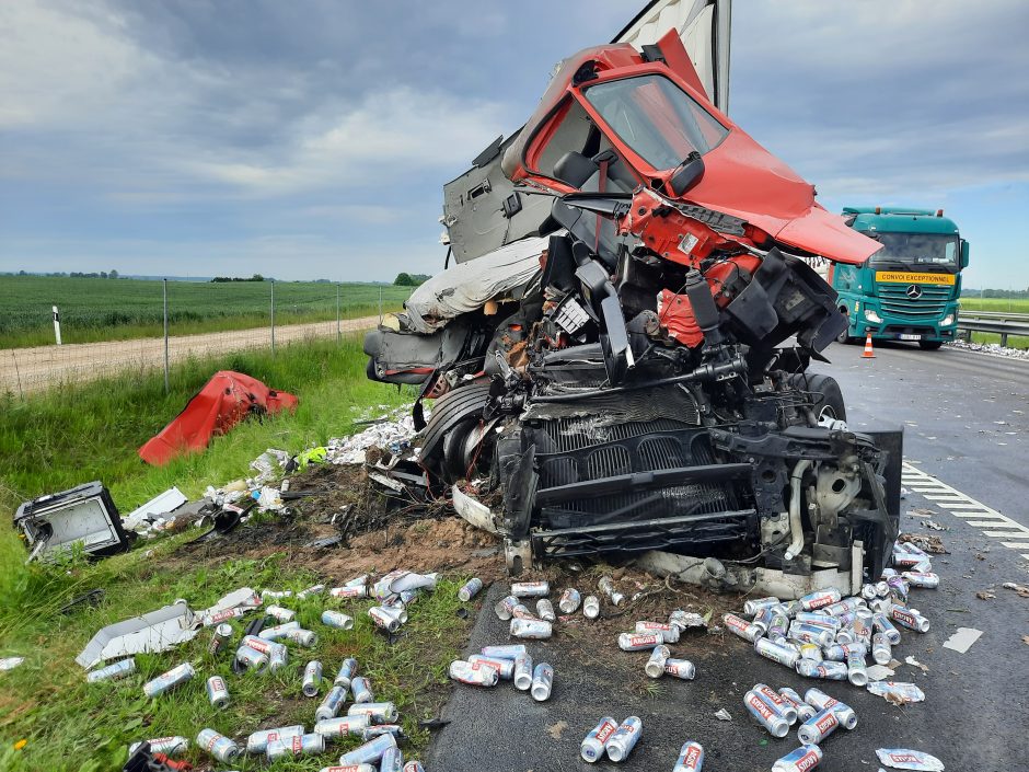 Vilkikų susidūrimas pakaunėje: nukentėjo vienas vairuotojas ir jo krovinys