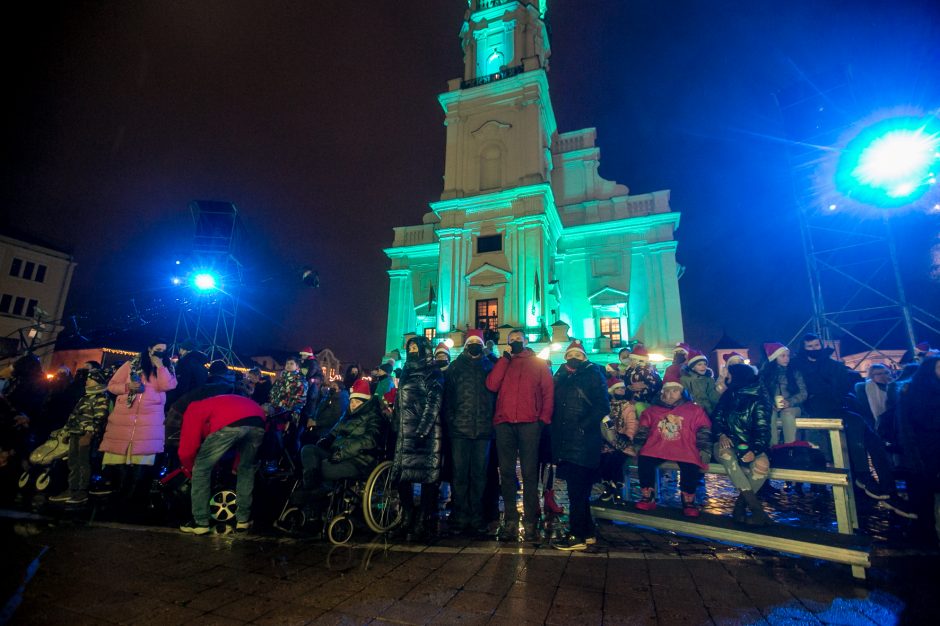 Kalėdų eglės įžiebimas: kauniečiai rinkosi prie tvorų