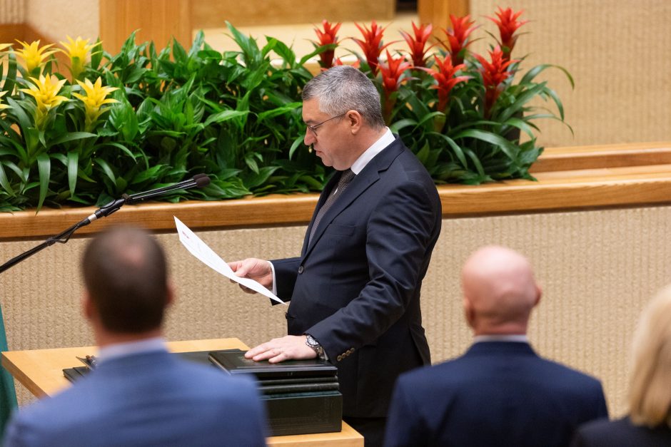 Seime – opozicijos protestas: per R. Žemaitaičio priesaiką paliko salę