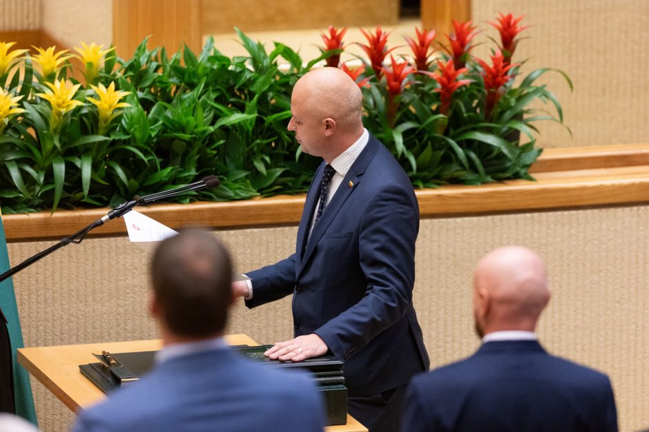 Seime – opozicijos protestas: per R. Žemaitaičio priesaiką paliko salę