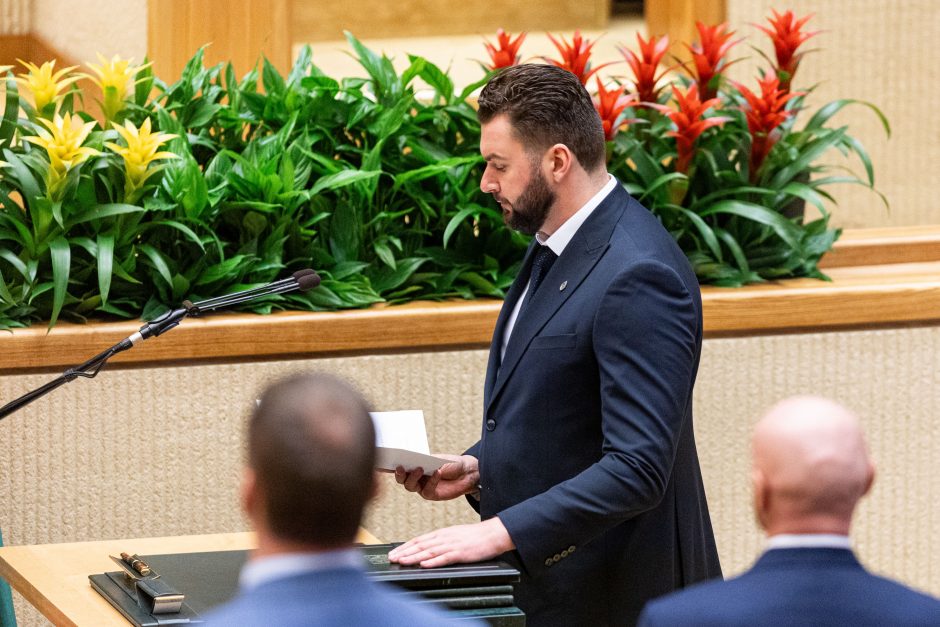 Seime – opozicijos protestas: per R. Žemaitaičio priesaiką paliko salę