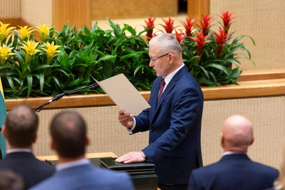 Seime – opozicijos protestas: per R. Žemaitaičio priesaiką paliko salę