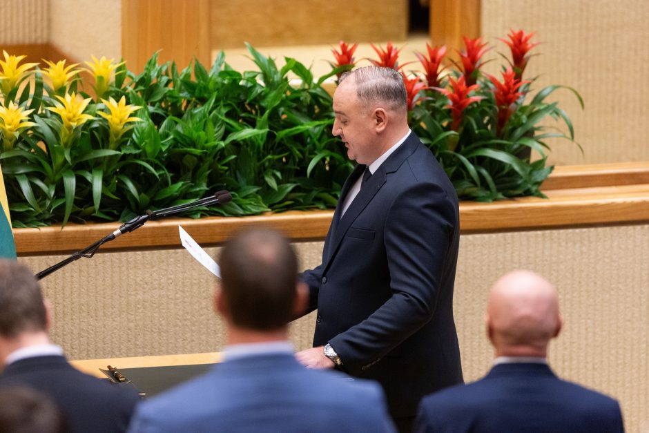 Seime – opozicijos protestas: per R. Žemaitaičio priesaiką paliko salę