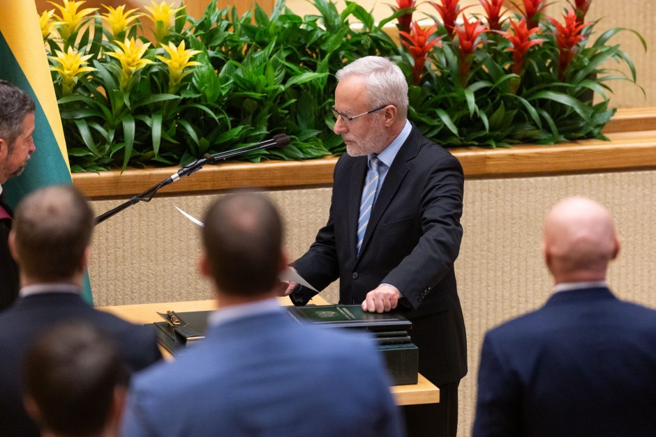 Seime – opozicijos protestas: per R. Žemaitaičio priesaiką paliko salę