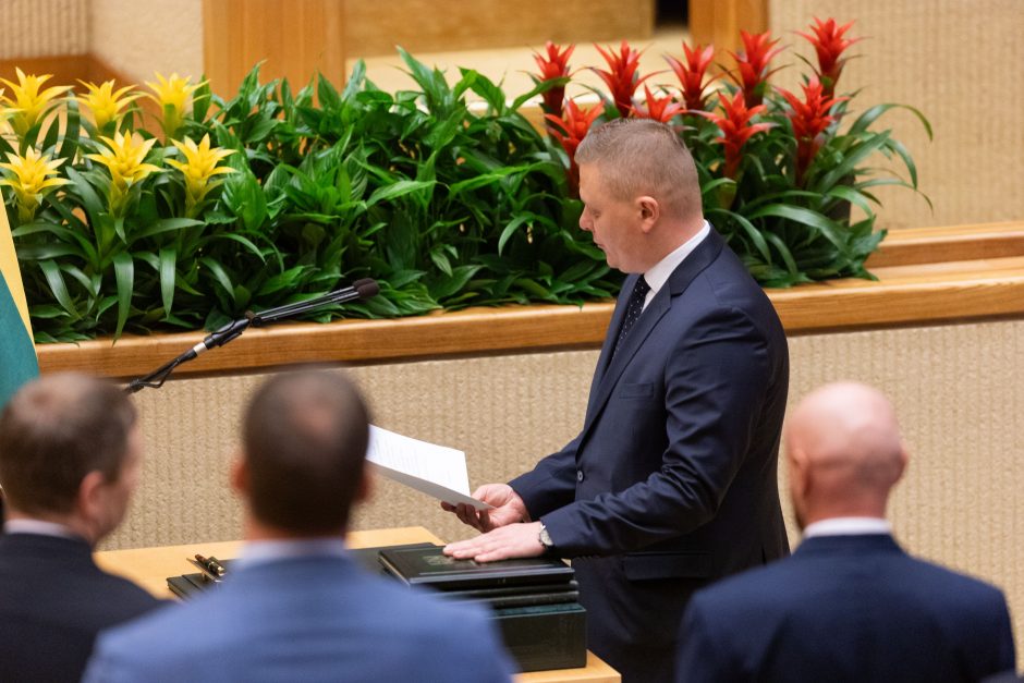 Seime – opozicijos protestas: per R. Žemaitaičio priesaiką paliko salę