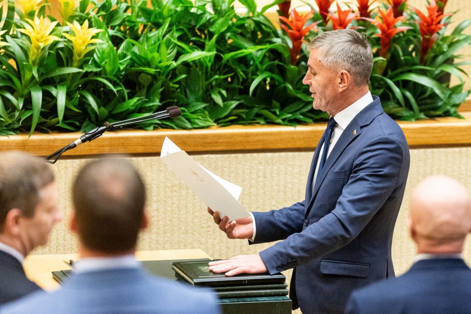 Seime – opozicijos protestas: per R. Žemaitaičio priesaiką paliko salę