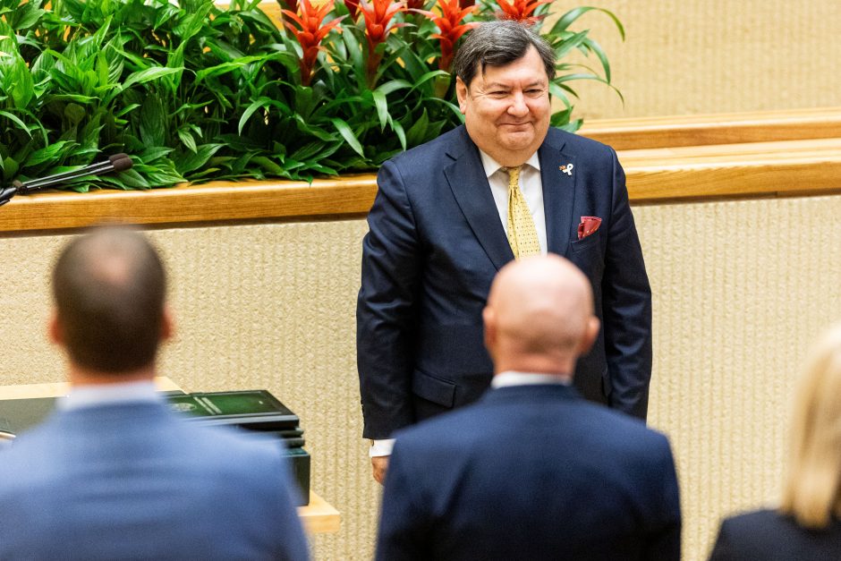 Seime – opozicijos protestas: per R. Žemaitaičio priesaiką paliko salę