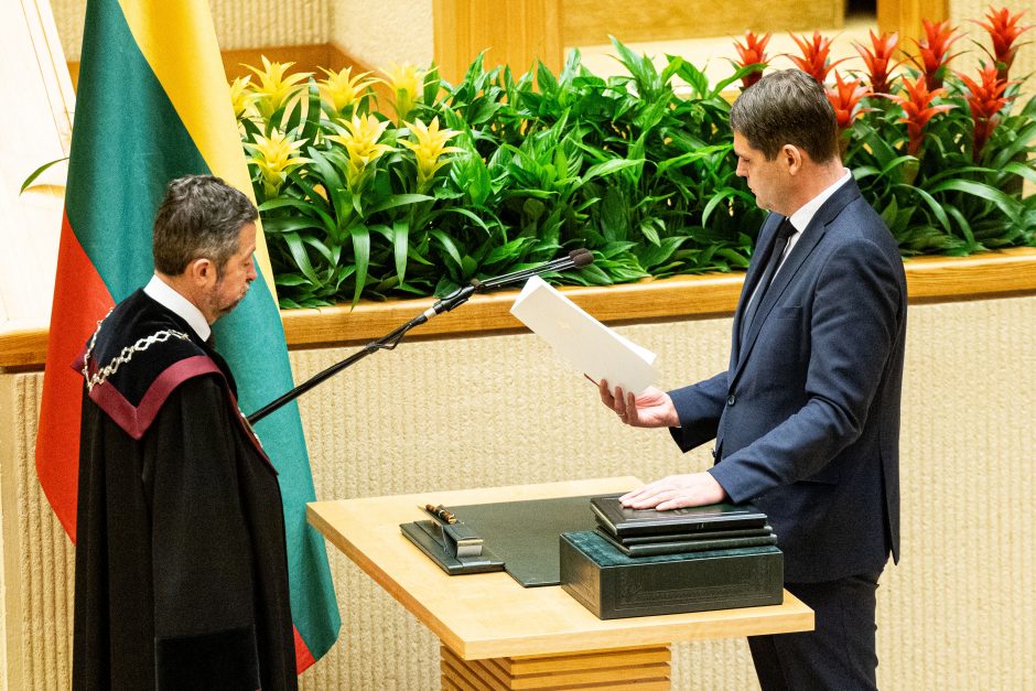 Seime – opozicijos protestas: per R. Žemaitaičio priesaiką paliko salę