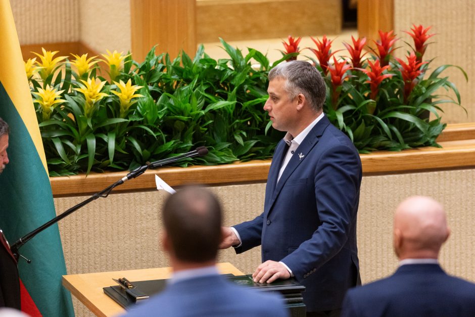 Seime – opozicijos protestas: per R. Žemaitaičio priesaiką paliko salę