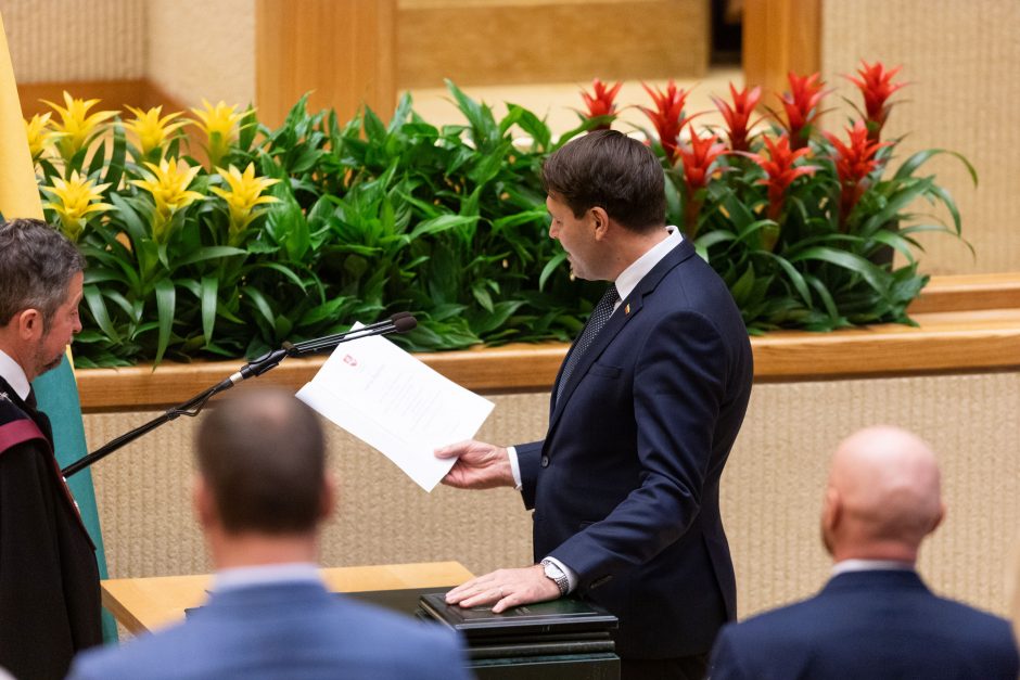 Seime – opozicijos protestas: per R. Žemaitaičio priesaiką paliko salę