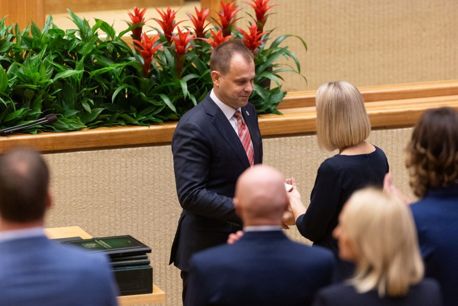 Seime – opozicijos protestas: per R. Žemaitaičio priesaiką paliko salę