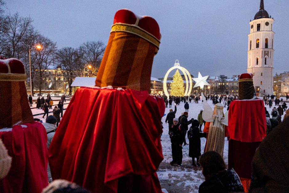 Sostinės gatvėmis žygiuojant Trims Karaliams išlydėtos žiemos šventės