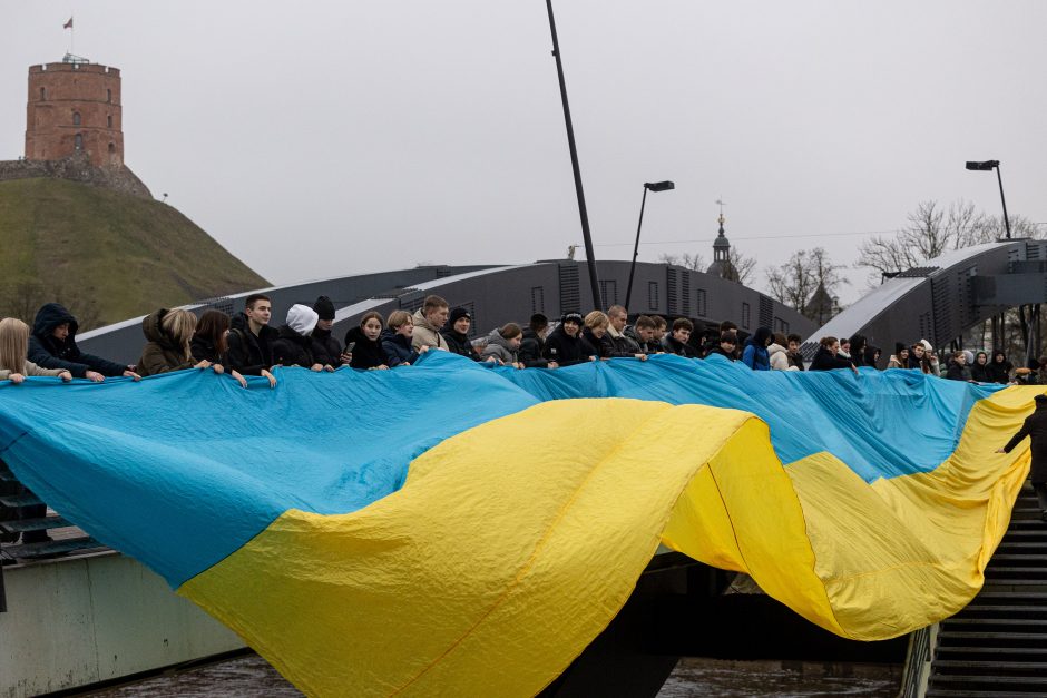 Sostinės Karaliaus Mindaugo tiltą papuošė Ukrainos ir Lietuvos vėliavos