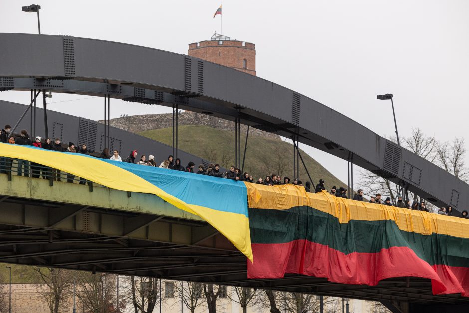 Sostinės Karaliaus Mindaugo tiltą papuošė Ukrainos ir Lietuvos vėliavos