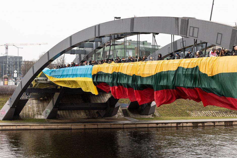 Sostinės Karaliaus Mindaugo tiltą papuošė Ukrainos ir Lietuvos vėliavos