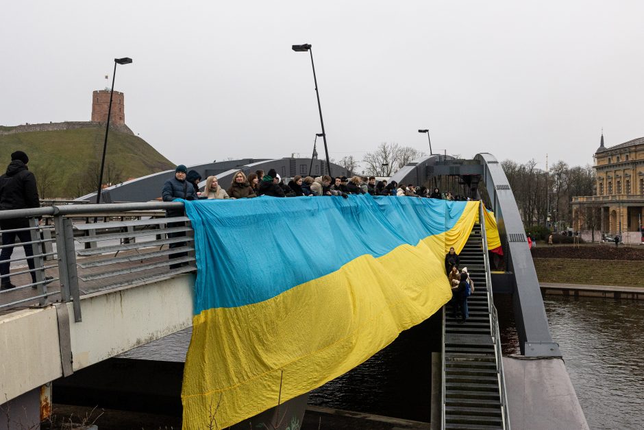 Sostinės Karaliaus Mindaugo tiltą papuošė Ukrainos ir Lietuvos vėliavos