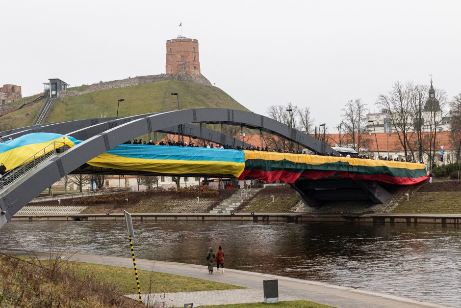 Sostinės Karaliaus Mindaugo tiltą papuošė Ukrainos ir Lietuvos vėliavos