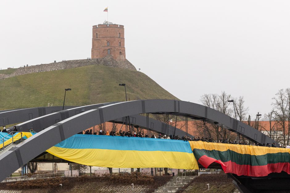 Sostinės Karaliaus Mindaugo tiltą papuošė Ukrainos ir Lietuvos vėliavos