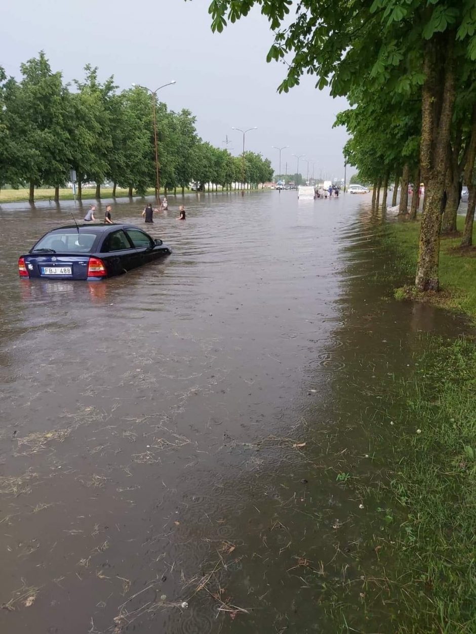 Smarki liūtis Šiauliuose: užtvindytose gatvėse skendo automobiliai, maudėsi žmonės