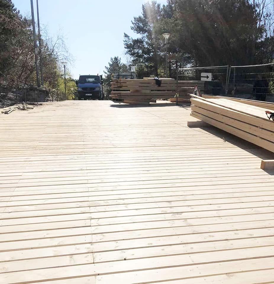 Palangos tilto prieigose klojama nauja medienos danga