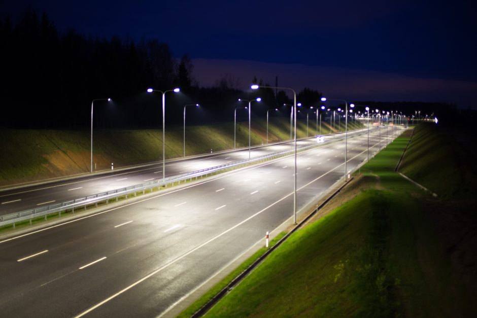 Taupant elektrą valstybiniuose keliuose planuojama išjungti trečdalį šviestuvų