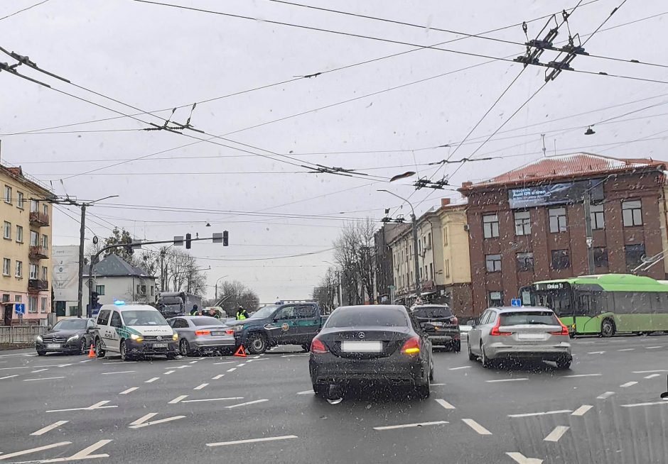 Judrioje Kauno sankryžoje į avariją pateko tarnybinis automobilis