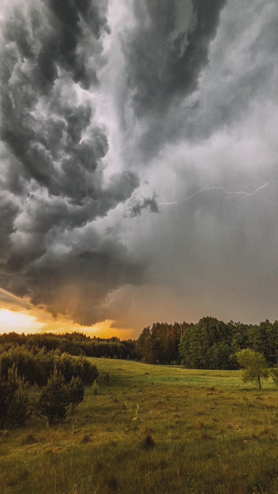 Per Lietuvą slenka audros debesys: kai kur iškrito ir kruša