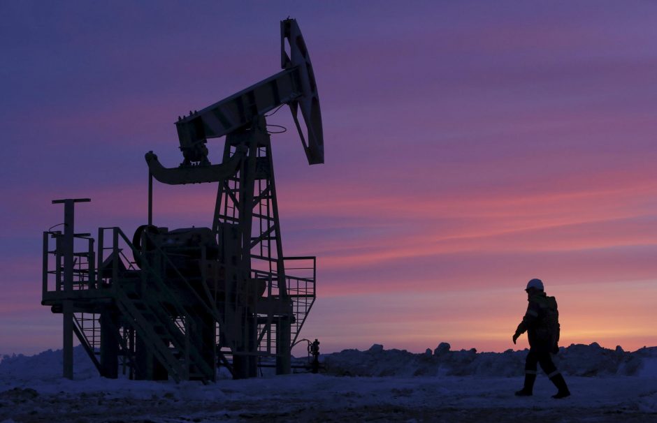 Tvyrant būgštavimams dėl paklausos Kinijoje, nusmuko naftos kainos