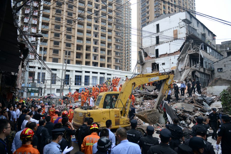 Kinijoje sugriuvus keliems namams žuvo aštuoni žmonės 