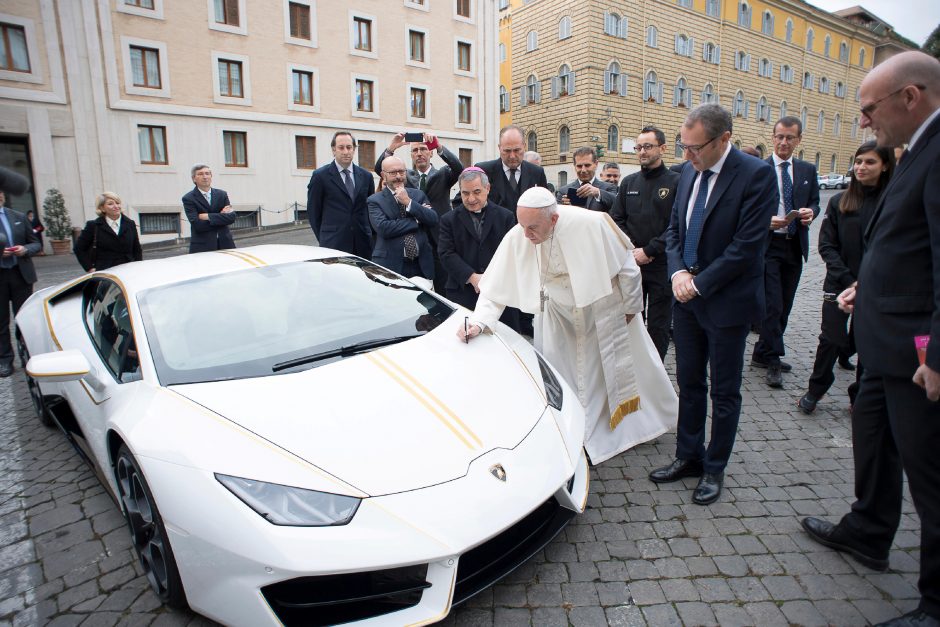 Popiežiaus „Lamborghini“ aukcione parduotas už beveik 900 tūkst. eurų
