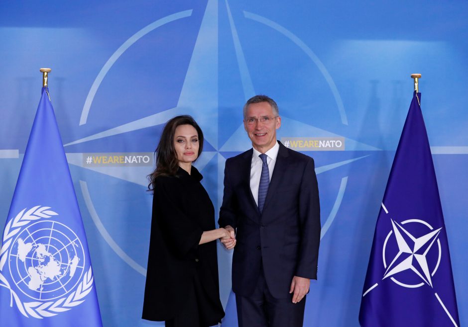 NATO vadovas ir A. Jolie sutarė bendradarbiauti ginant moteris