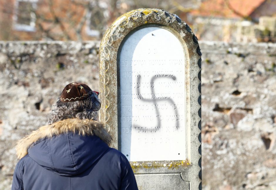 Po žydų kapų išniekinimo Prancūzija steigs biurą kovai su neapykantos nusikaltimais