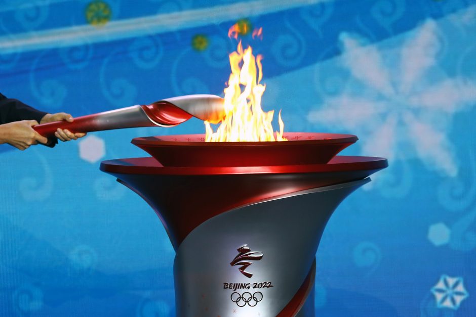 Olimpinė ugnis atkeliavo į Pekiną, aktyvistams vis garsiau raginant boikotuoti žaidynes