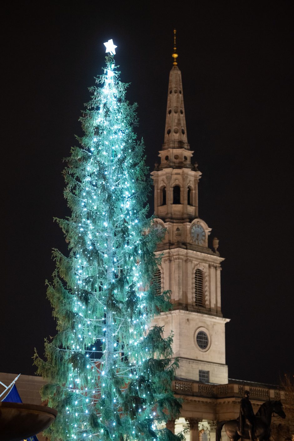 Londono Kalėdų eglė tapo pajuokos objektu