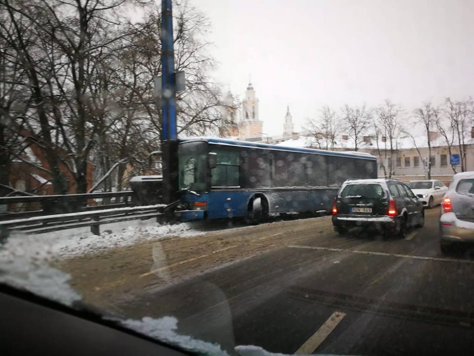 Kaune nuo kelio nuslydus autobusui sužalotos šešios keleivės