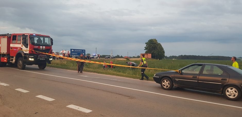 Avarija Jonavos rajone: automobilis nulėkė nuo kelio, ligoninėje mirė keleivis