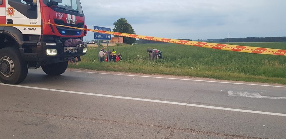 Avarija Jonavos rajone: automobilis nulėkė nuo kelio, ligoninėje mirė keleivis