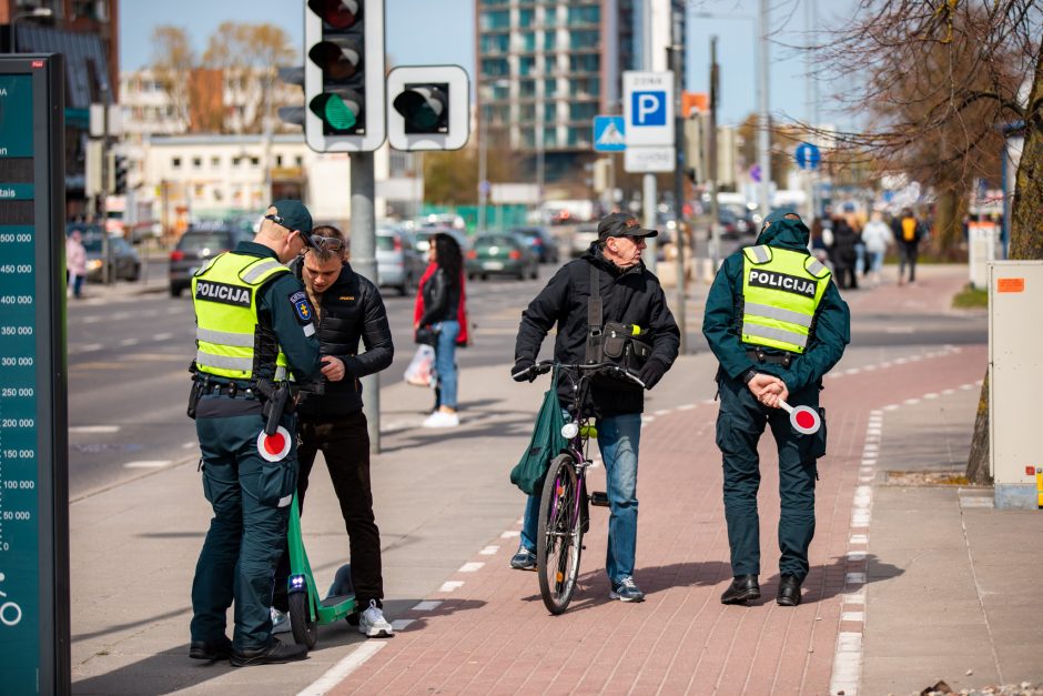 Klaipėdos pareigūnai tikrino, kaip taisyklių laikosi važiuojantieji dviračiais ir paspirtukais