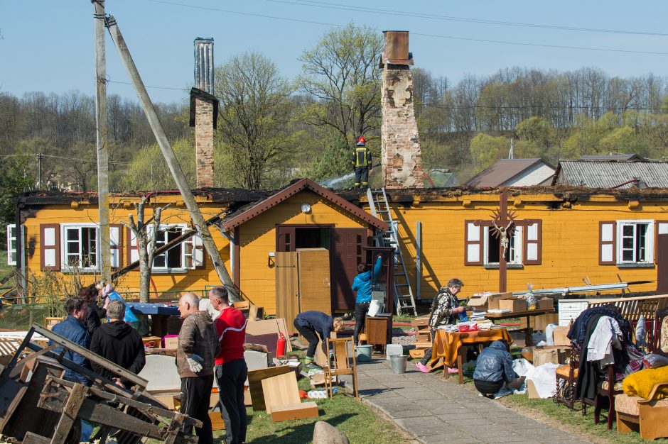 Tauragės rajone sudegė klebonijos pastato stogas