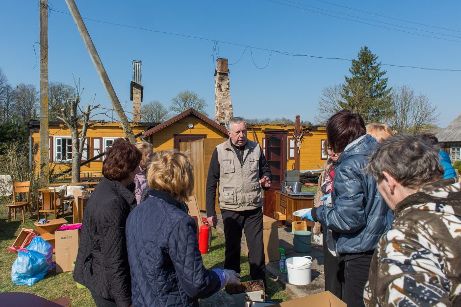 Tauragės rajone sudegė klebonijos pastato stogas