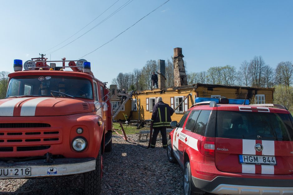 Tauragės rajone sudegė klebonijos pastato stogas