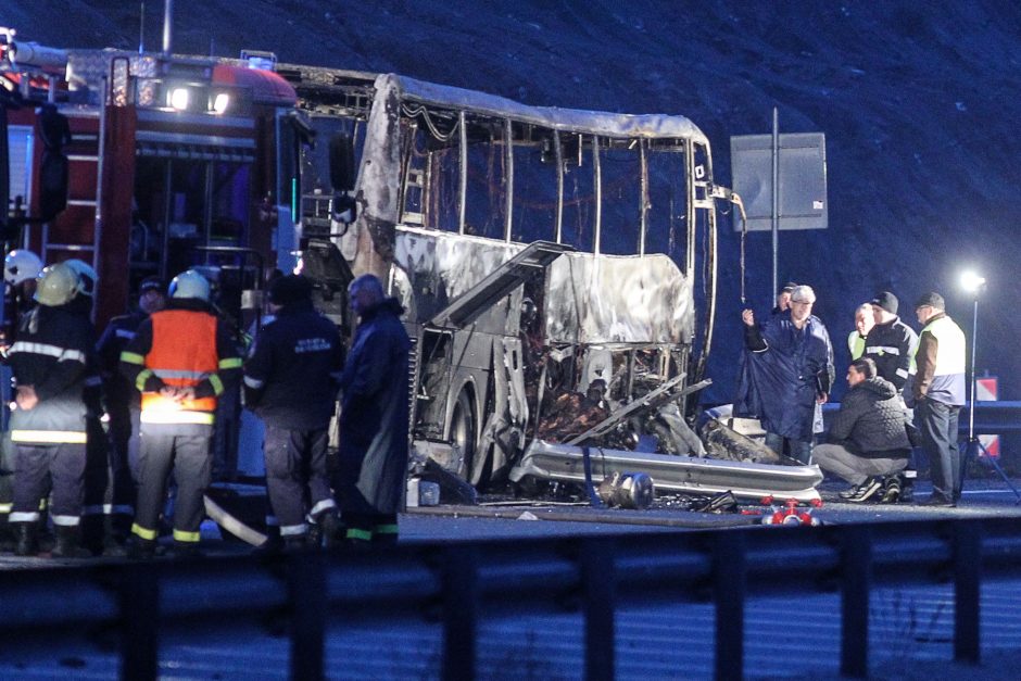 Bulgarijoje užsidegus autobusui žuvo mažiausiai 46 žmonės