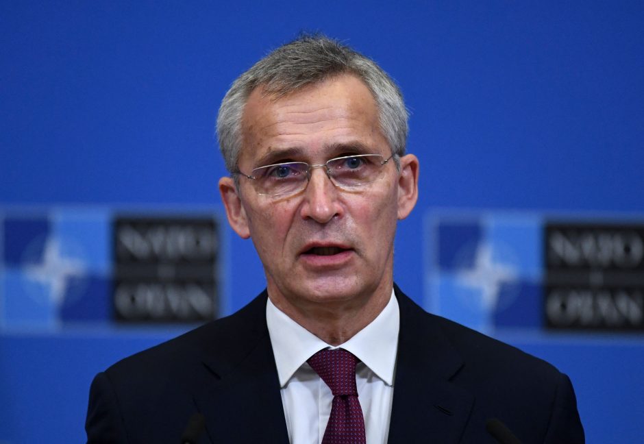 J. Stoltenbergas: NATO nesileis į kompromisus su Rusija dėl Ukrainos
