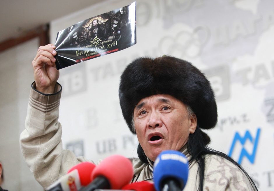 Rusų diplomatas dėl svastikų sumušė populiarų mongolų reperį