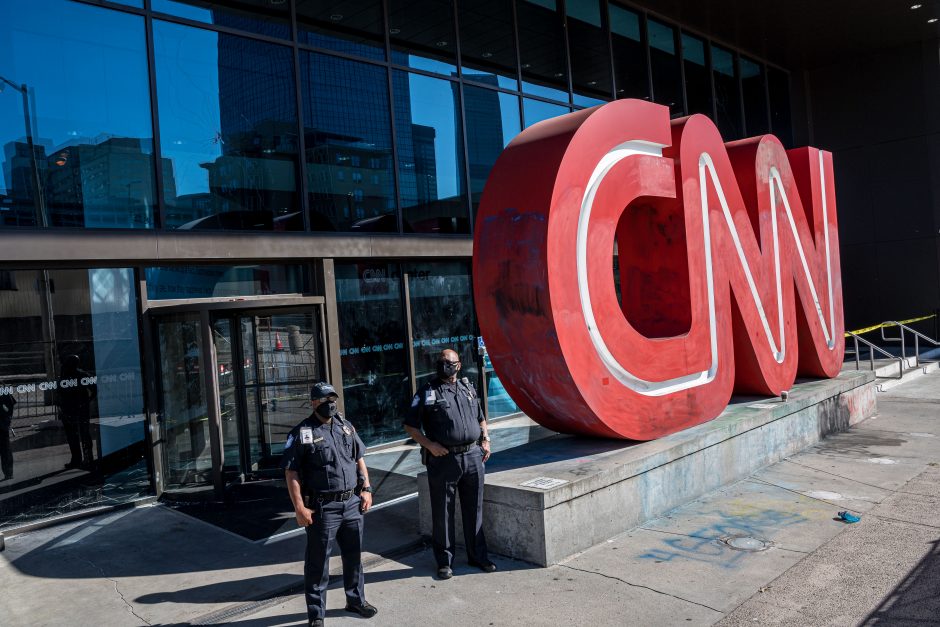 CNN už atėjimą į darbą nepasiskiepijus atleido tris savo darbuotojus