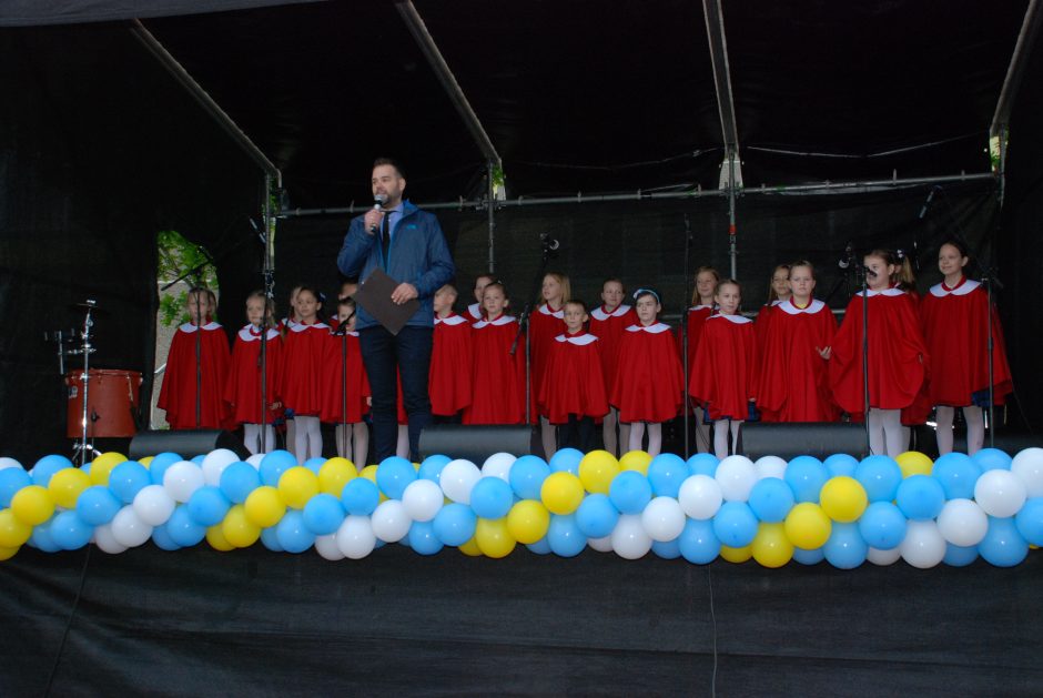 Jono Pauliaus II gimnazija popiežiaus gimtadienį minėjo atnaujintame stadione