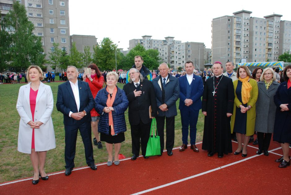 Jono Pauliaus II gimnazija popiežiaus gimtadienį minėjo atnaujintame stadione